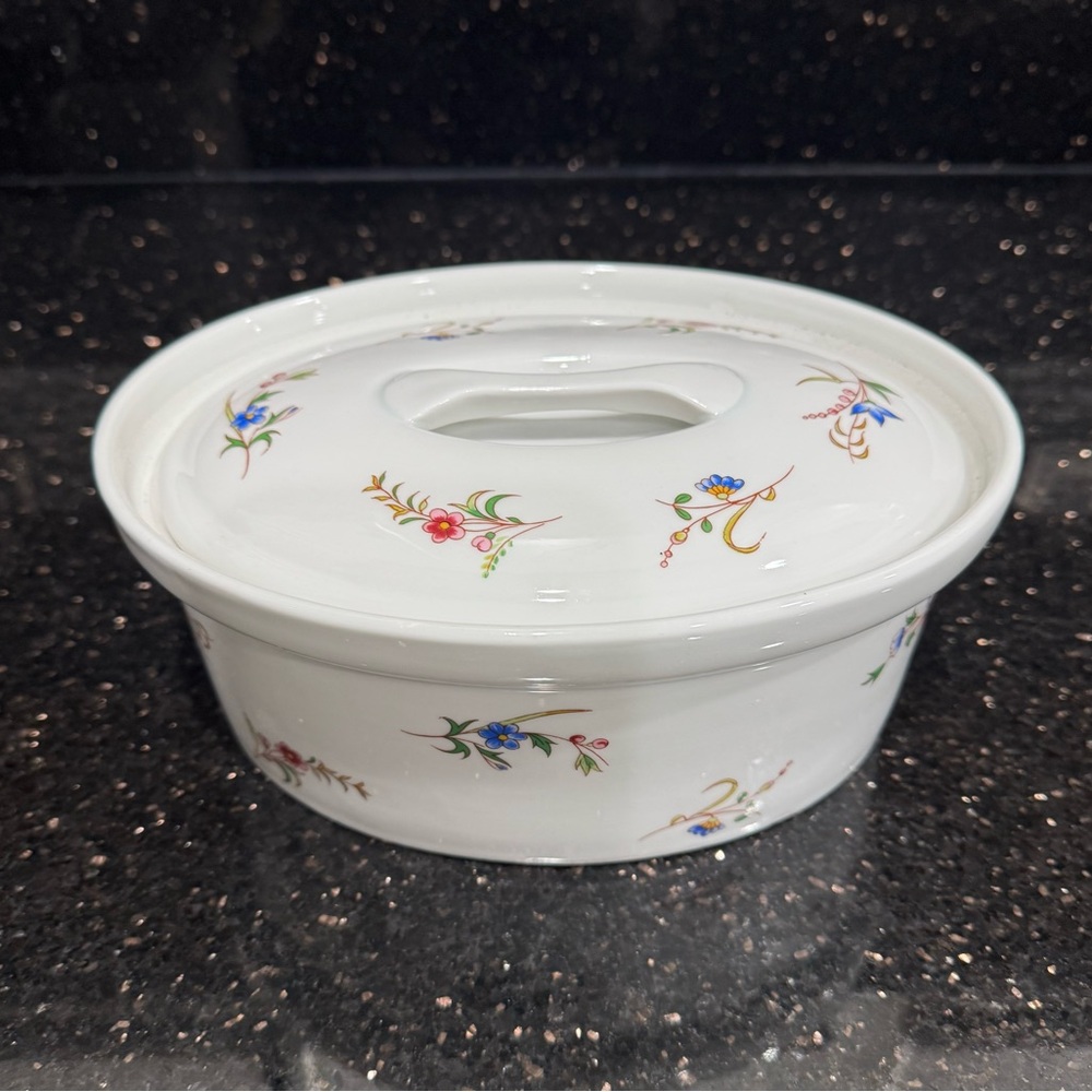 The Frieda Collection Cordon Bleu "Versailles"
1.5 Quart Oval Covered Casserole